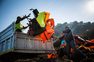 Greker och volontärer försöker städa stränderna, och det enda man kan göra med flytvästarna är att bränna dem.