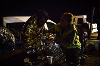 Många är skadade och förfrusna. Volontärerna förser flyktingarna med filtar, kläder, samt varm mat och dryck och vård.