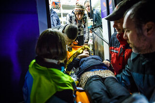 Many among the refugees are hurt and close to dying from hypothermia. The volunteers give then blankets, new clothes, something hot toeat an drrink and medical care.