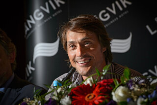 Ice hockey player Teemu Selänne announcing his plans for a hockey academy at Långvik. Published in Hufvudstadsbladet 11.08.2014