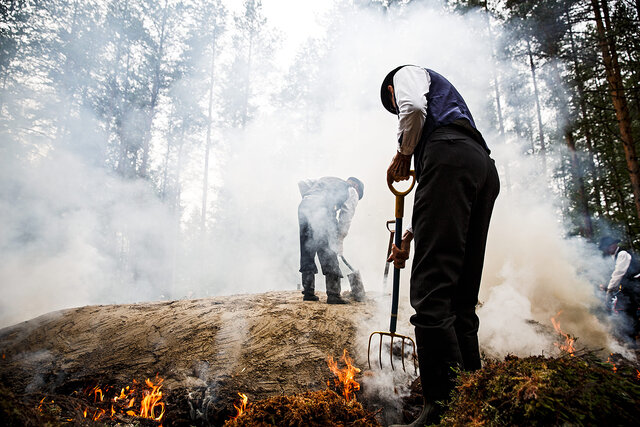 The men of the dale making a traditional tar pile in Pedersöre. Published in ÖT.